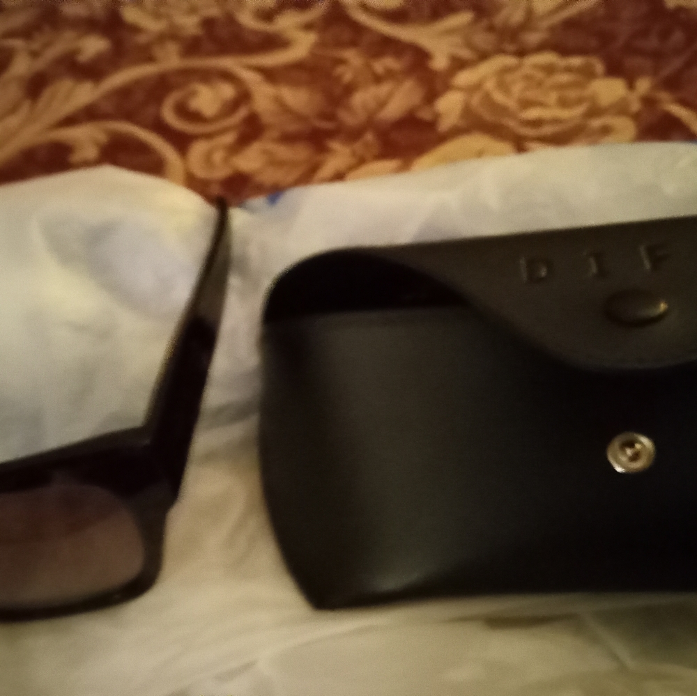 Diff Sunglasses with Case - Picture 11 of 16